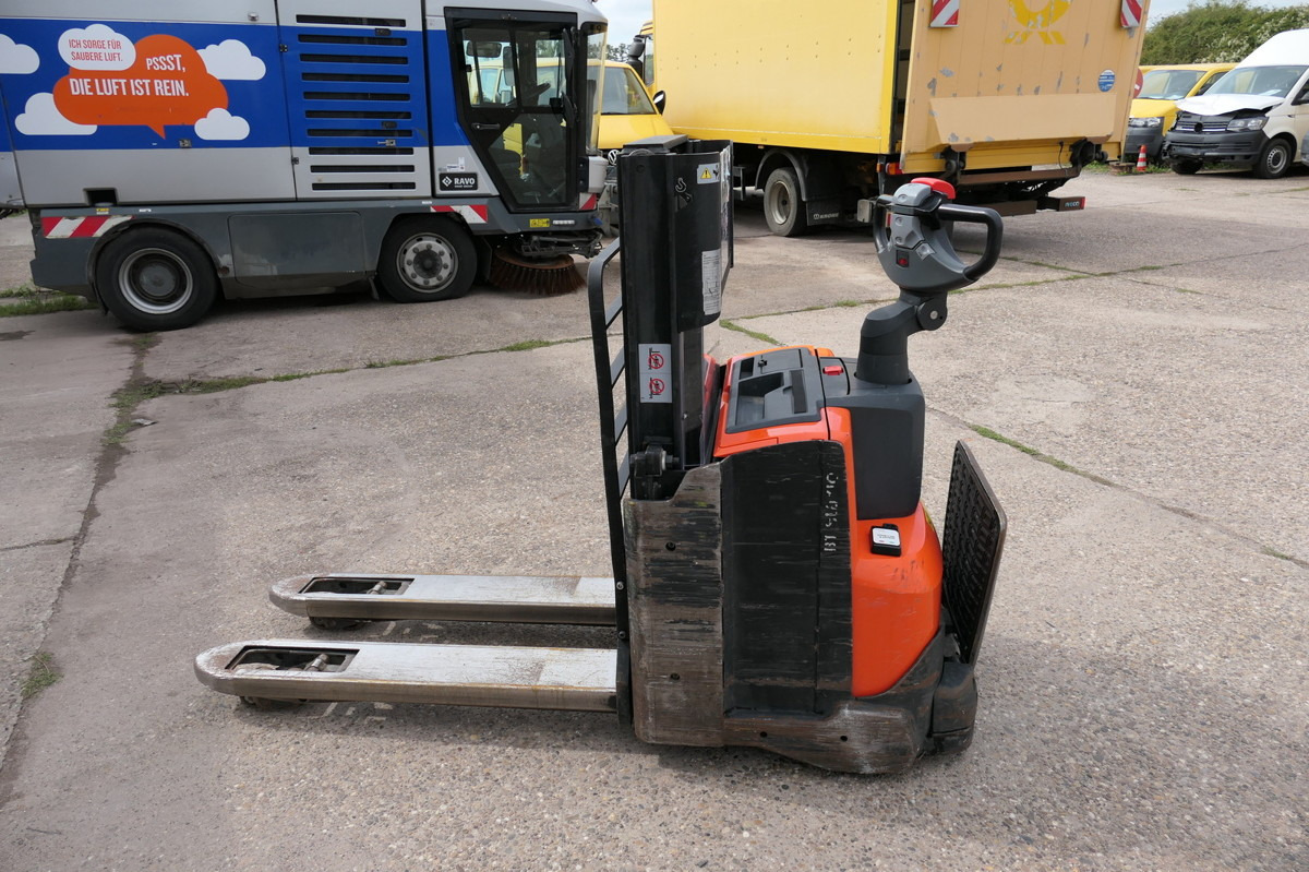 BT SWE 200D Batterie 28/2023 - Haarukkavaunu: kuva BT SWE 200D Batterie 28/2023 - Haarukkavaunu BT SWE 200D Batterie 28/2023 - Haarukkavaunu: kuva BT SWE 200D Batterie 28/2023 - Haarukkavaunu