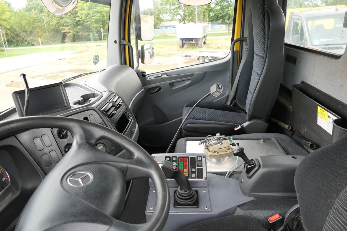 Interior photo 2: Konttialus/ Vaihtokuormatilat kuorma-auto MERCEDES-BENZ KAMAG WBH 25 Wiesel Terberg Umsetzfahrz. Sattelk