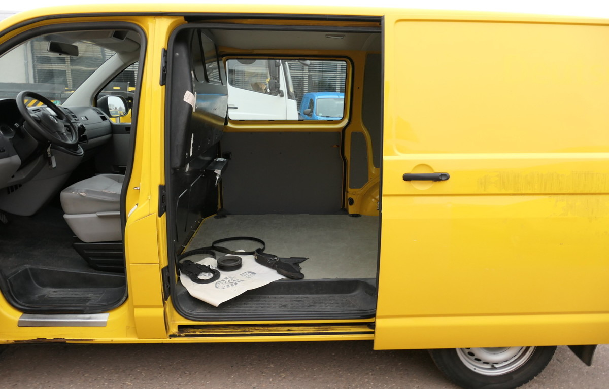 Interior photo 1: Pieni pakettiauto VW T5 Transporter 2.0 TDI EURO-5 CoC PARKTRONIK