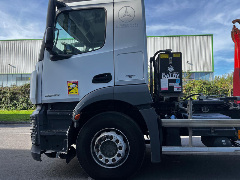 Koukkulava kuorma-auto Mercedes-Benz Actros 2543: kuva Koukkulava kuorma-auto Mercedes-Benz Actros 2543