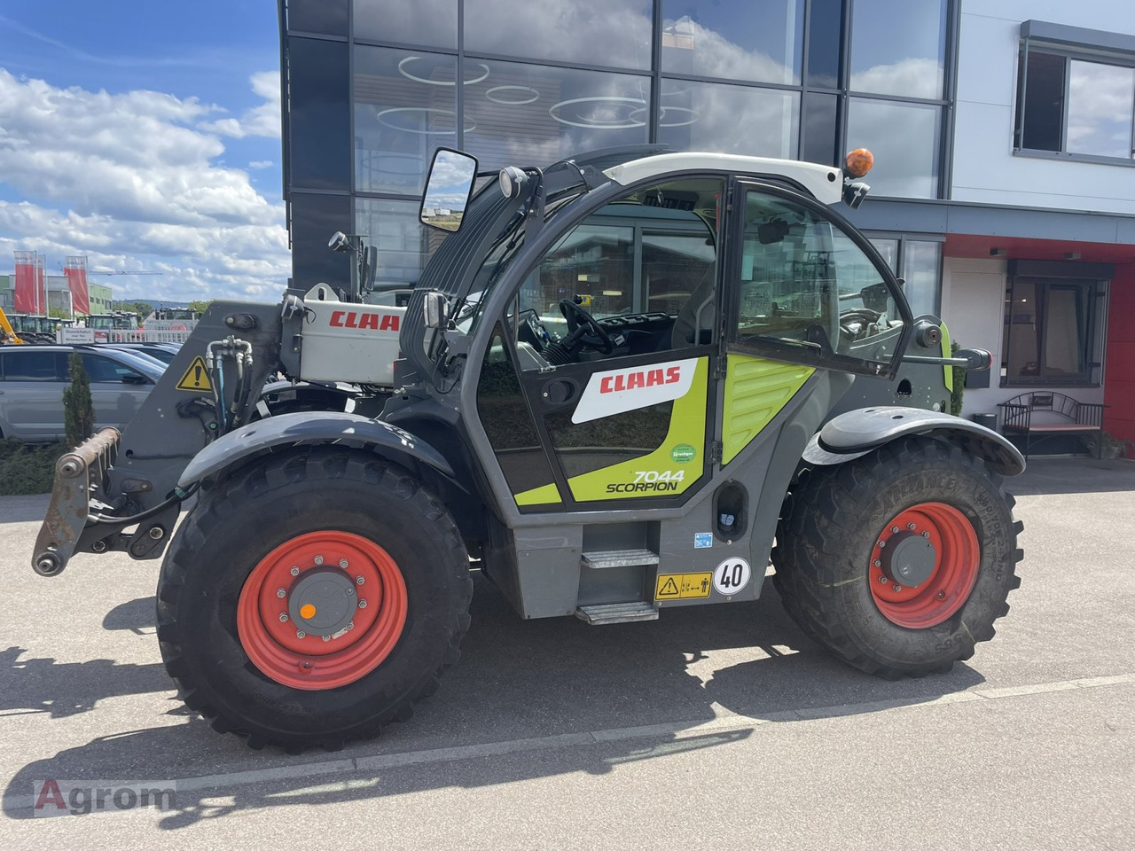 CLAAS Scorpion 7044 - Kurottaja: kuva CLAAS Scorpion 7044 - Kurottaja CLAAS Scorpion 7044 - Kurottaja: kuva CLAAS Scorpion 7044 - Kurottaja