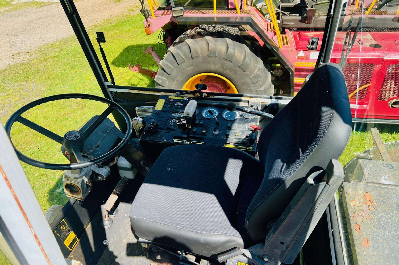 Steyr 8320 - Viinin korjuukone: kuva Steyr 8320 - Viinin korjuukone Steyr 8320 - Viinin korjuukone: kuva Steyr 8320 - Viinin korjuukone