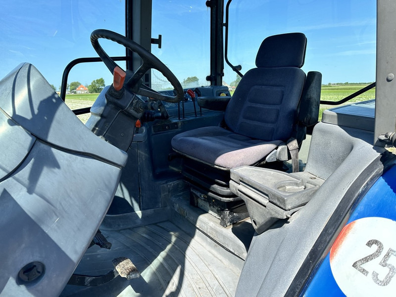 New Holland 8260 - Traktori: kuva New Holland 8260 - Traktori New Holland 8260 - Traktori: kuva New Holland 8260 - Traktori