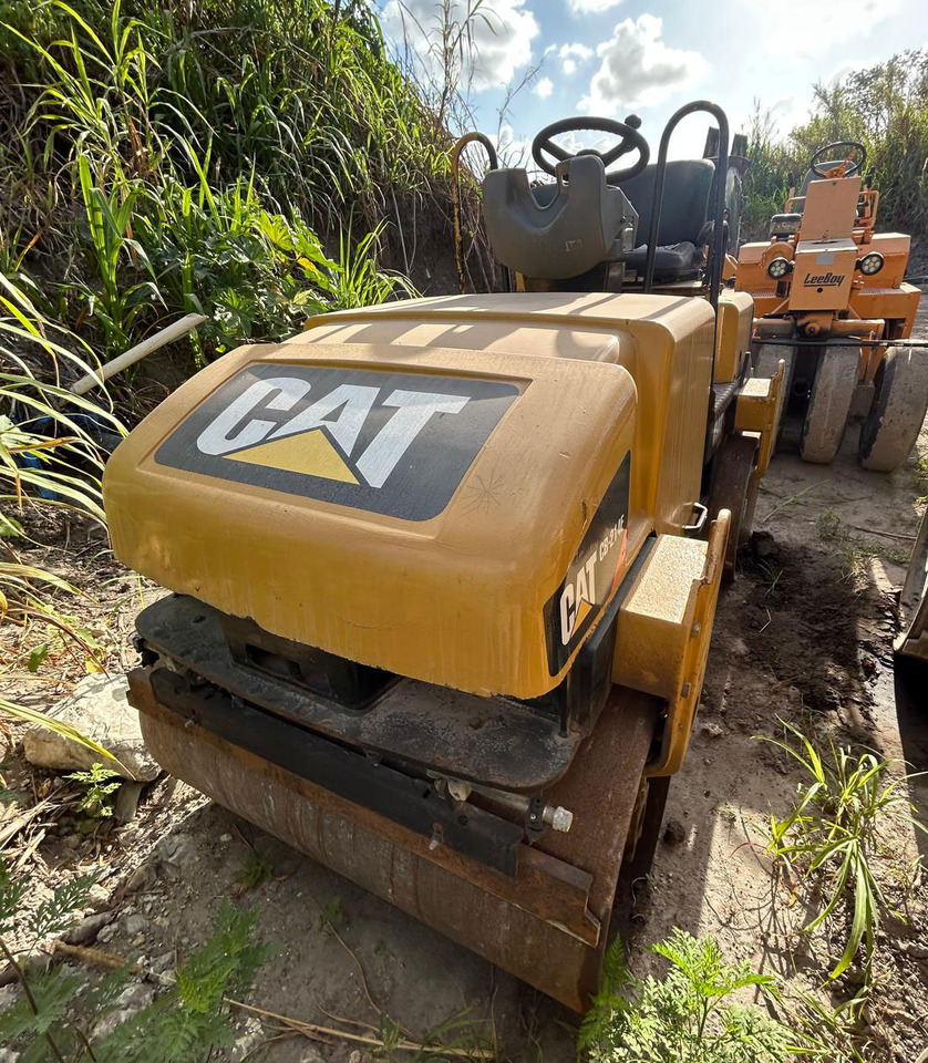 Caterpillar CB-214E - Jyrä: kuva Caterpillar CB-214E - Jyrä Caterpillar CB-214E - Jyrä: kuva Caterpillar CB-214E - Jyrä