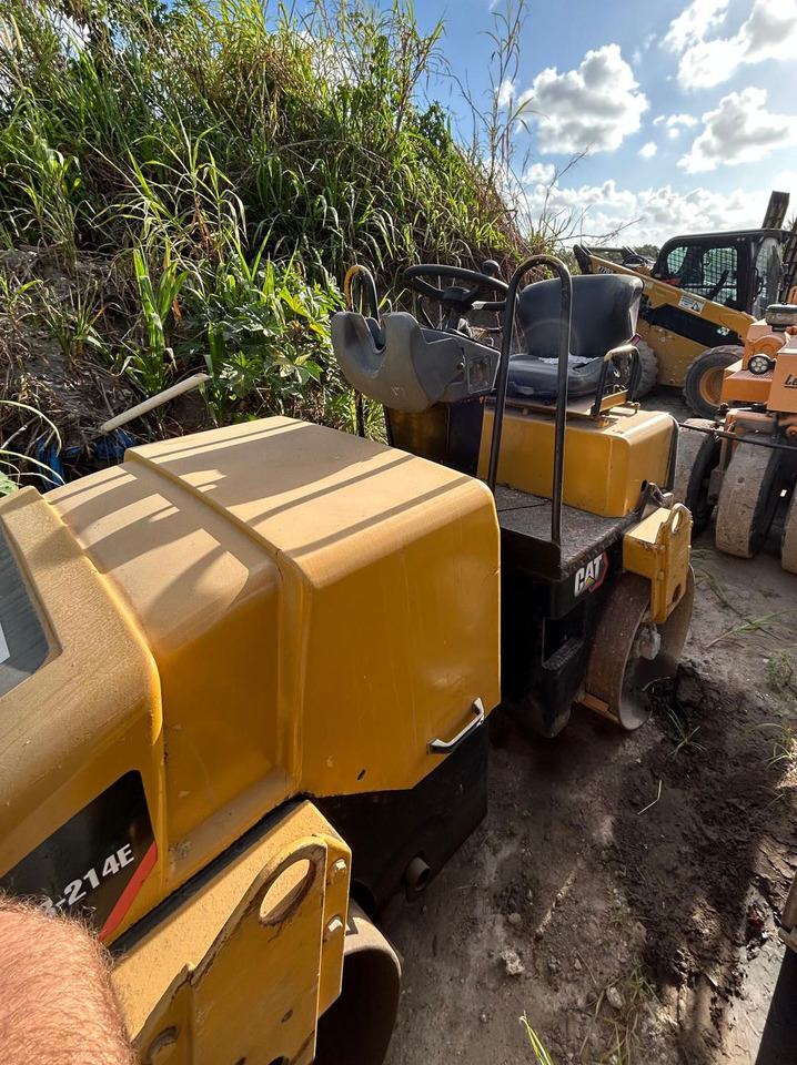 Caterpillar CB-214E - Jyrä: kuva Caterpillar CB-214E - Jyrä Caterpillar CB-214E - Jyrä: kuva Caterpillar CB-214E - Jyrä