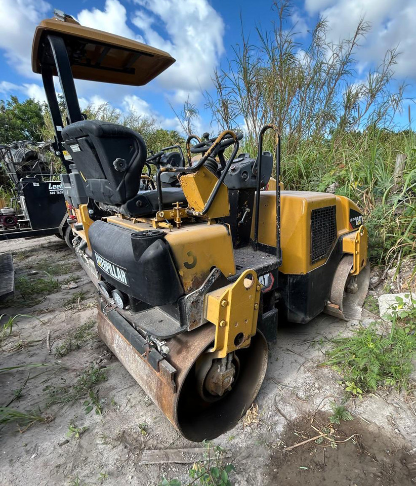 Caterpillar CB-214E - Jyrä: kuva Caterpillar CB-214E - Jyrä Caterpillar CB-214E - Jyrä: kuva Caterpillar CB-214E - Jyrä