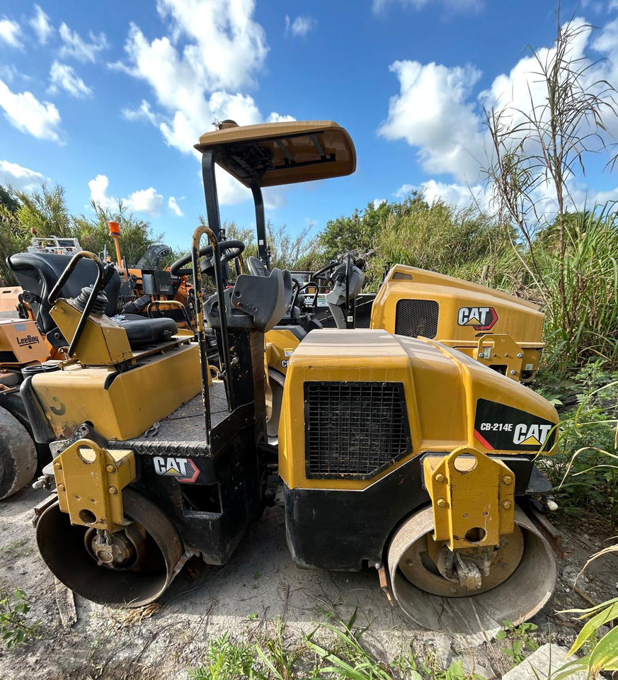 Caterpillar CB-214E - Jyrä: kuva Caterpillar CB-214E - Jyrä Caterpillar CB-214E - Jyrä: kuva Caterpillar CB-214E - Jyrä