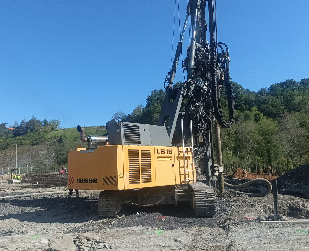 Liebherr LB16 - Paalujuntta: kuva Liebherr LB16 - Paalujuntta Liebherr LB16 - Paalujuntta: kuva Liebherr LB16 - Paalujuntta
