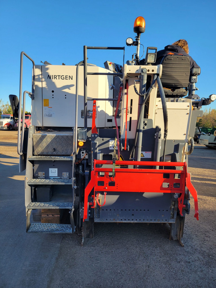 Wirtgen W 120 CFI - Asfalttijyrsimen: kuva Wirtgen W 120 CFI - Asfalttijyrsimen Wirtgen W 120 CFI - Asfalttijyrsimen: kuva Wirtgen W 120 CFI - Asfalttijyrsimen