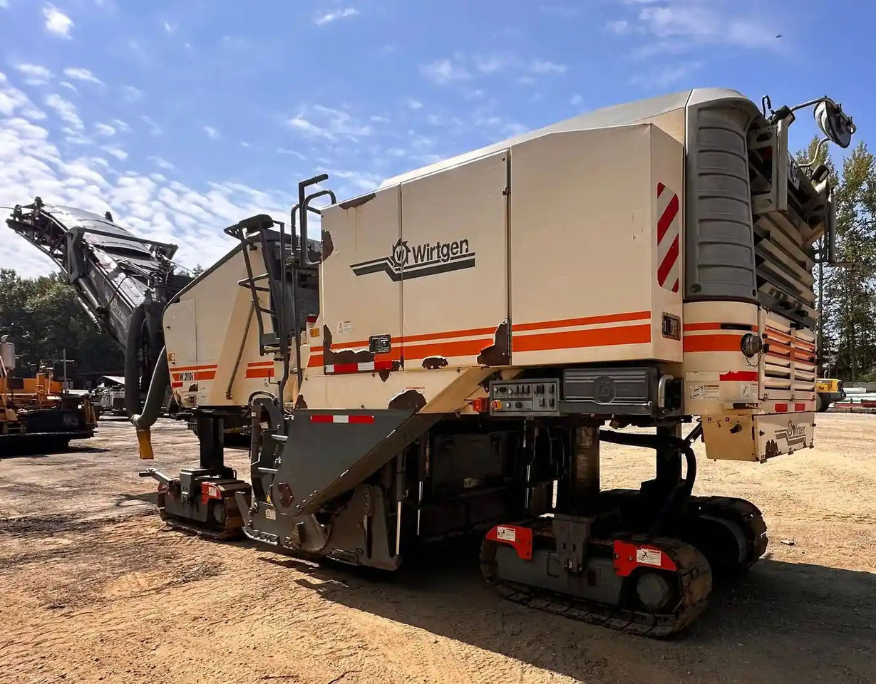 Wirtgen W 210 i - Asfalttijyrsimen: kuva Wirtgen W 210 i - Asfalttijyrsimen Wirtgen W 210 i - Asfalttijyrsimen: kuva Wirtgen W 210 i - Asfalttijyrsimen
