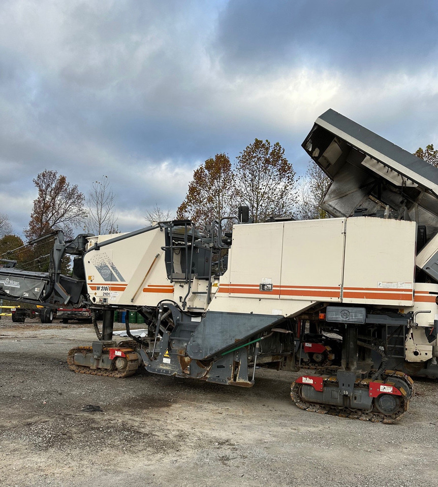 Wirtgen W 210 i - Asfalttijyrsimen: kuva Wirtgen W 210 i - Asfalttijyrsimen Wirtgen W 210 i - Asfalttijyrsimen: kuva Wirtgen W 210 i - Asfalttijyrsimen