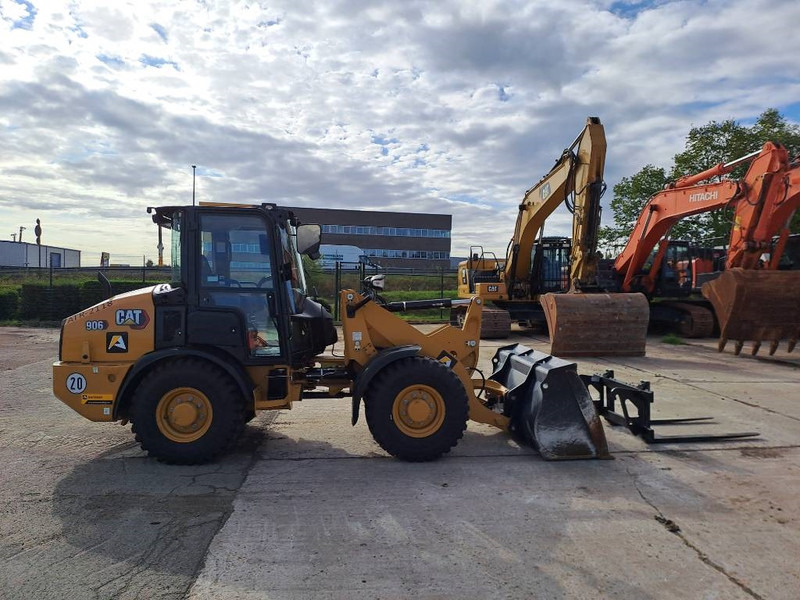 Cat 906 (Bucket+Forks) - Pyöräkuormaaja: kuva Cat 906 (Bucket+Forks) - Pyöräkuormaaja Cat 906 (Bucket+Forks) - Pyöräkuormaaja: kuva Cat 906 (Bucket+Forks) - Pyöräkuormaaja