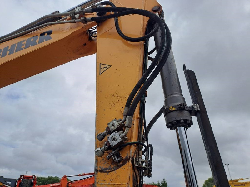 Telakaivukone Liebherr R 946: kuva Telakaivukone Liebherr R 946