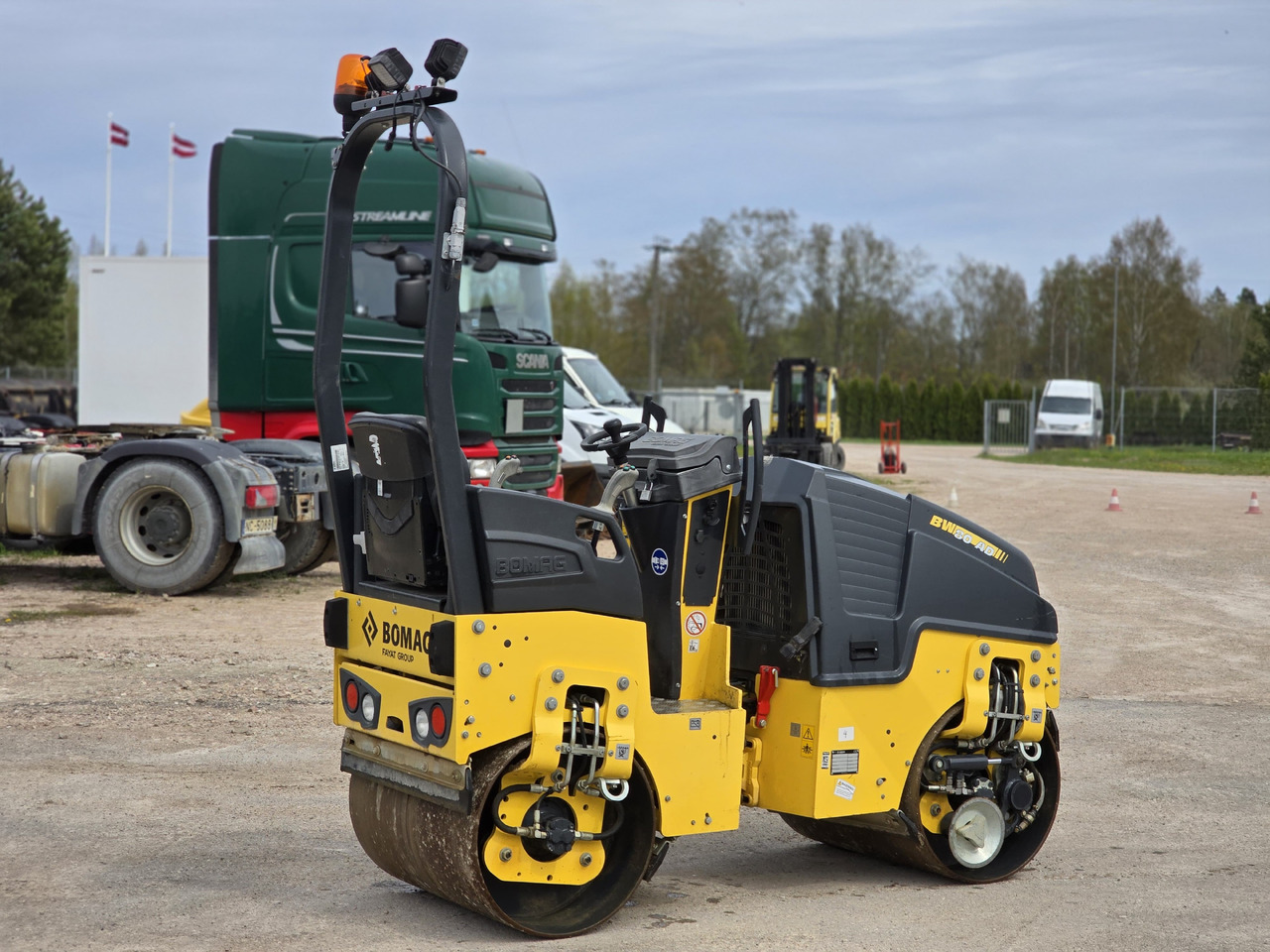 BOMAG BW80-AD5 - Minijyrä: kuva BOMAG BW80-AD5 - Minijyrä BOMAG BW80-AD5 - Minijyrä: kuva BOMAG BW80-AD5 - Minijyrä