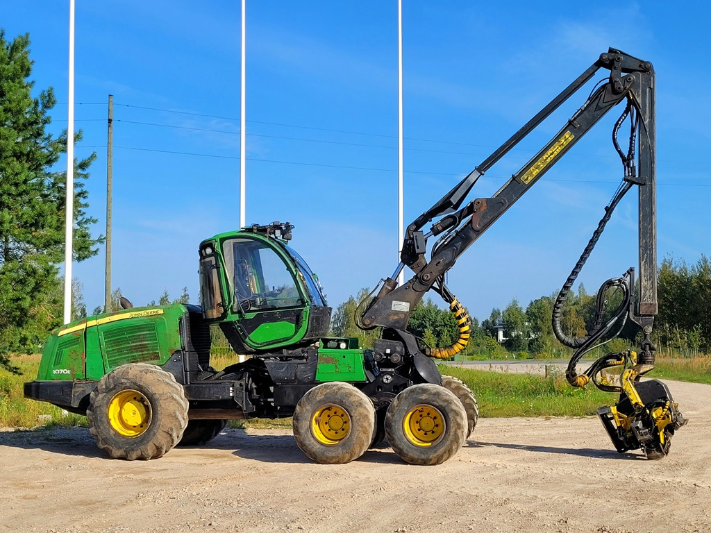 JOHN DEERE 1070 E - Harvesteri: kuva JOHN DEERE 1070 E - Harvesteri JOHN DEERE 1070 E - Harvesteri: kuva JOHN DEERE 1070 E - Harvesteri