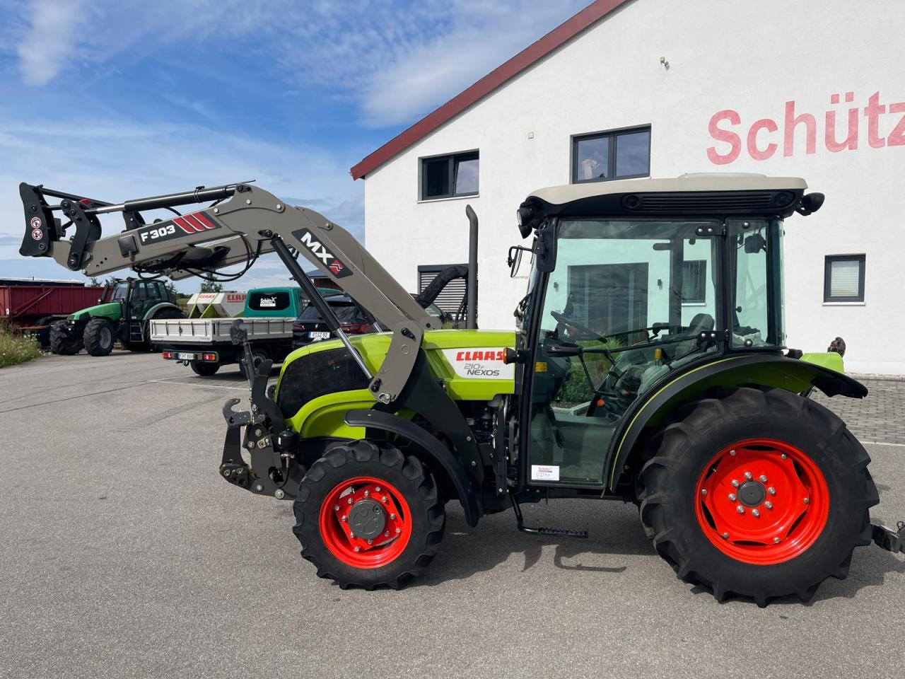 CLAAS Nexos 210 mit Frontlader und Frontzapfwelle, erst 236 Betriebsstunden, neuwertiger Zustand - Traktori: kuva CLAAS Nexos 210 mit Frontlader und Frontzapfwelle, erst 236 Betriebsstunden, neuwertiger Zustand - Traktori CLAAS Nexos 210 mit Frontlader und Frontzapfwelle, erst 236 Betriebsstunden, neuwertiger Zustand - Traktori: kuva CLAAS Nexos 210 mit Frontlader und Frontzapfwelle, erst 236 Betriebsstunden, neuwertiger Zustand - Traktori