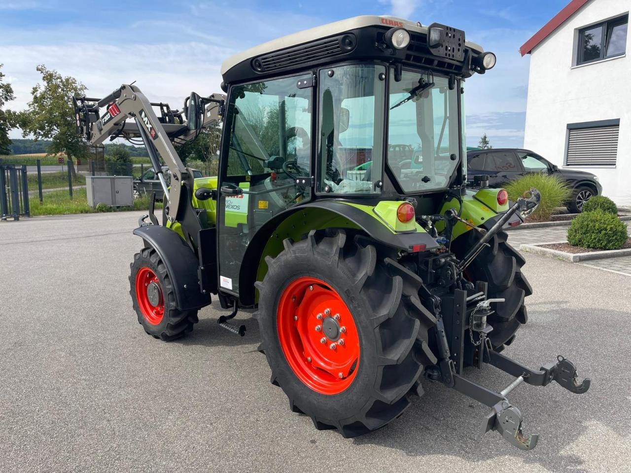 CLAAS Nexos 210 mit Frontlader und Frontzapfwelle, erst 236 Betriebsstunden, neuwertiger Zustand - Traktori: kuva CLAAS Nexos 210 mit Frontlader und Frontzapfwelle, erst 236 Betriebsstunden, neuwertiger Zustand - Traktori CLAAS Nexos 210 mit Frontlader und Frontzapfwelle, erst 236 Betriebsstunden, neuwertiger Zustand - Traktori: kuva CLAAS Nexos 210 mit Frontlader und Frontzapfwelle, erst 236 Betriebsstunden, neuwertiger Zustand - Traktori