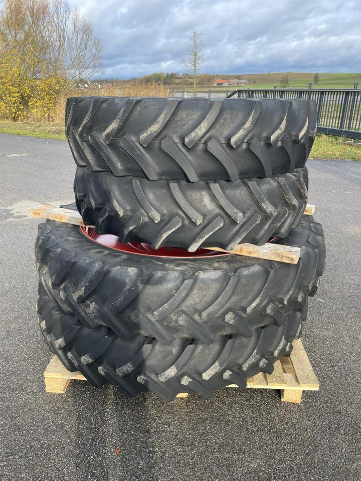 Fendt 820 724 Pflegebereifung 190cm Spur 320/90R32 340/85R48 - Lisälaitteet: kuva Fendt 820 724 Pflegebereifung 190cm Spur 320/90R32 340/85R48 - Lisälaitteet Fendt 820 724 Pflegebereifung 190cm Spur 320/90R32 340/85R48 - Lisälaitteet: kuva Fendt 820 724 Pflegebereifung 190cm Spur 320/90R32 340/85R48 - Lisälaitteet