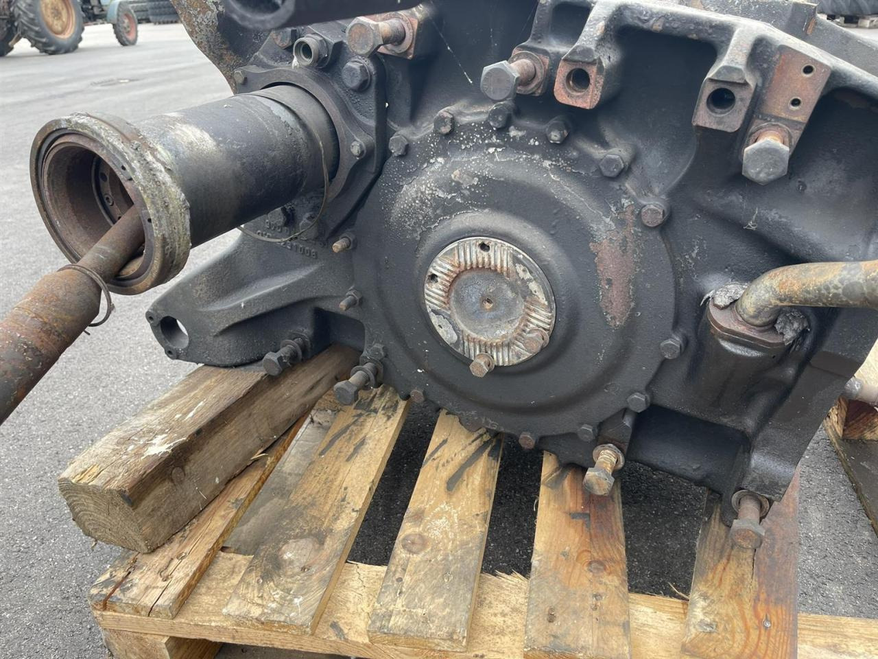 Fendt 936 Vorderachsmittelteil Gehäuse Brand - Varaosat: kuva Fendt 936 Vorderachsmittelteil Gehäuse Brand - Varaosat Fendt 936 Vorderachsmittelteil Gehäuse Brand - Varaosat: kuva Fendt 936 Vorderachsmittelteil Gehäuse Brand - Varaosat