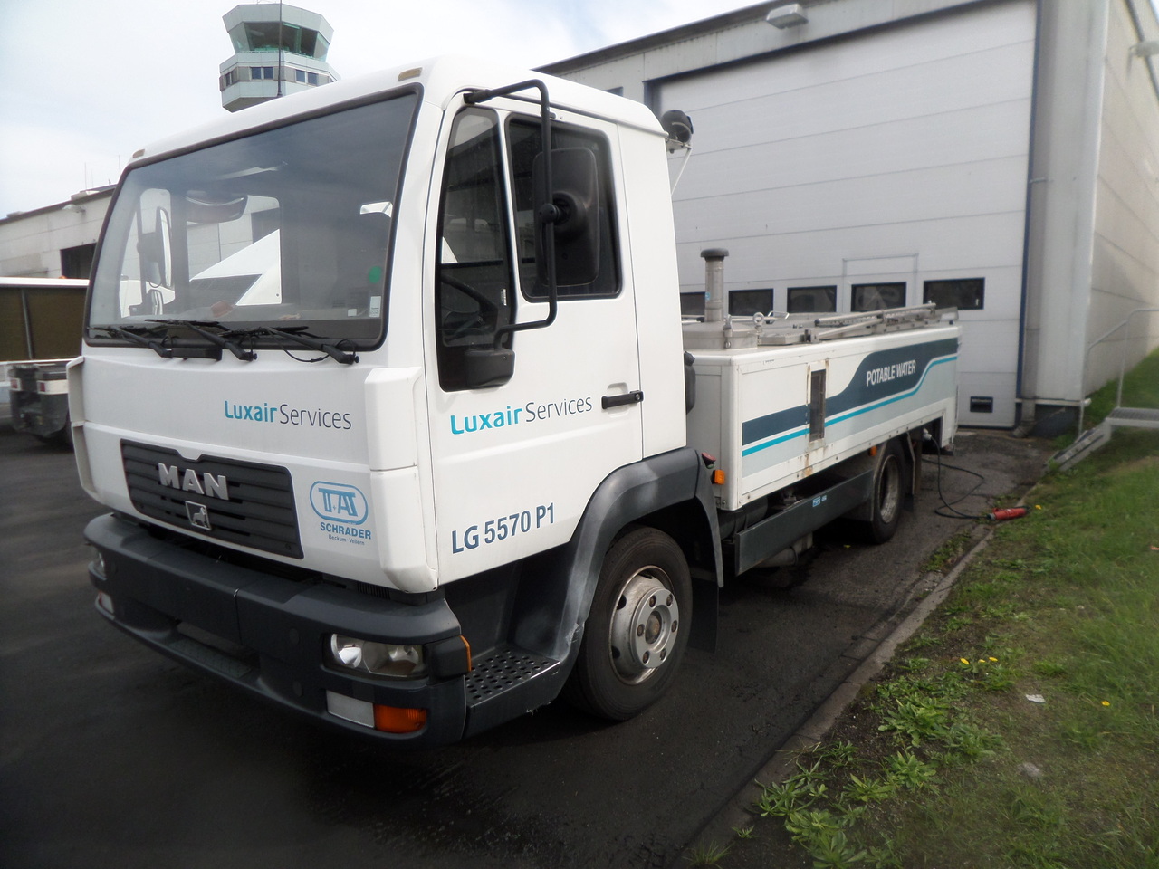 Schrader Water truck WSU 3000 MAN - Lentokenttälaitteet: kuva Schrader Water truck WSU 3000 MAN - Lentokenttälaitteet Schrader Water truck WSU 3000 MAN - Lentokenttälaitteet: kuva Schrader Water truck WSU 3000 MAN - Lentokenttälaitteet