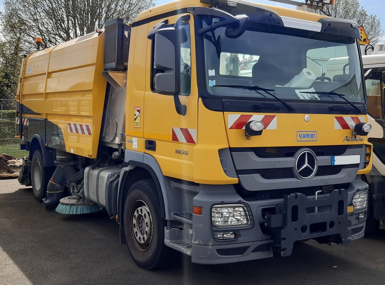 Runway Sweeper Schmidt AS990 - Lakaisuauto: kuva Runway Sweeper Schmidt AS990 - Lakaisuauto Runway Sweeper Schmidt AS990 - Lakaisuauto: kuva Runway Sweeper Schmidt AS990 - Lakaisuauto