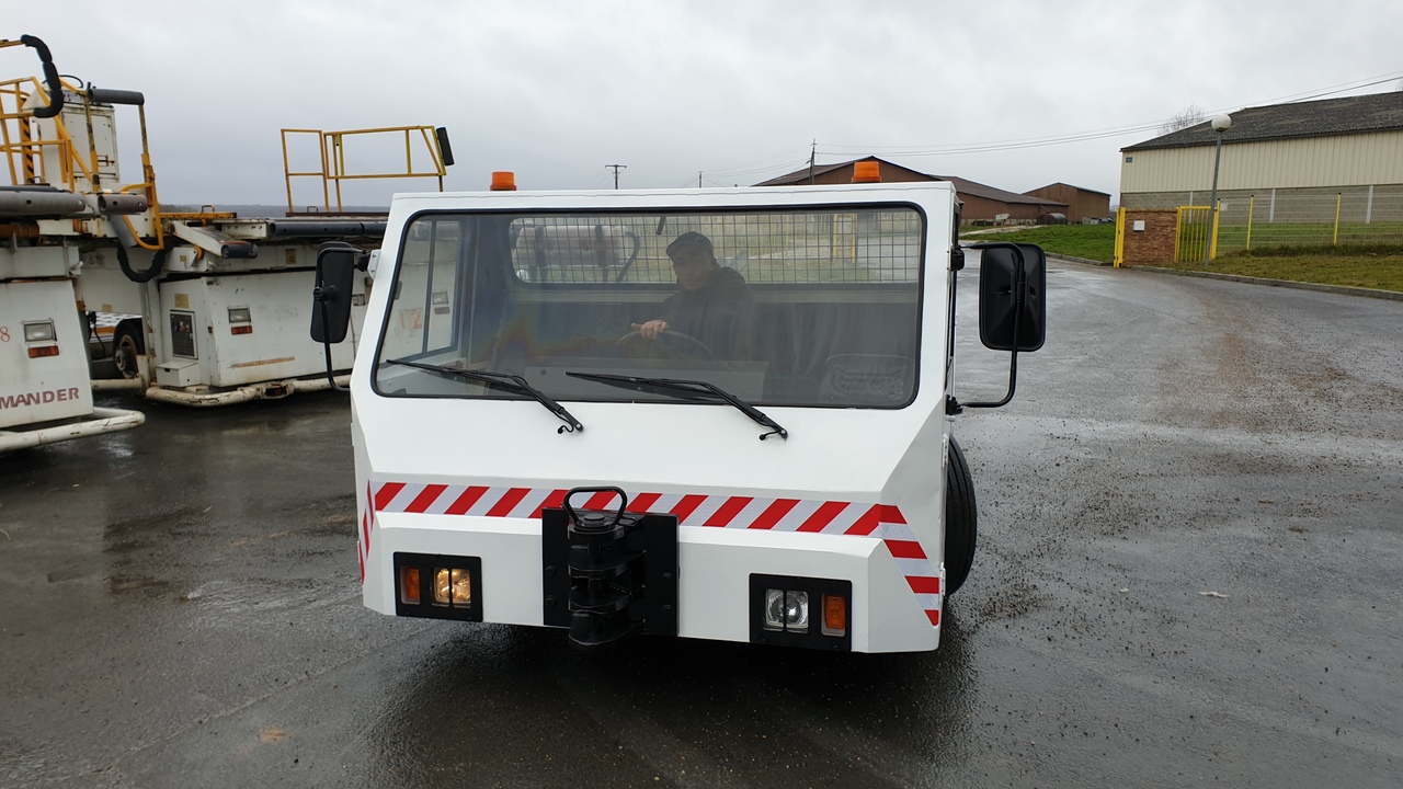 SOVAM K100 - Pushback-traktori: kuva SOVAM K100 - Pushback-traktori SOVAM K100 - Pushback-traktori: kuva SOVAM K100 - Pushback-traktori