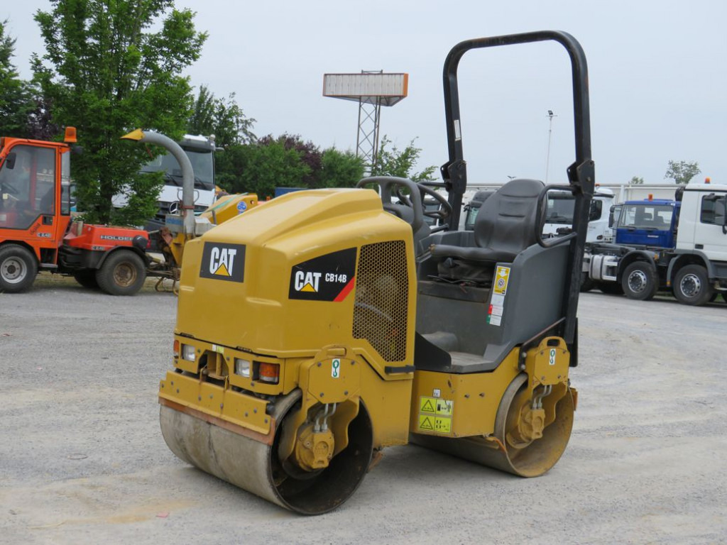 CATERPILLAR Tandem-Vibrationswalze CB14 B Baumaschine - Jyrä: kuva CATERPILLAR Tandem-Vibrationswalze CB14 B Baumaschine - Jyrä CATERPILLAR Tandem-Vibrationswalze CB14 B Baumaschine - Jyrä: kuva CATERPILLAR Tandem-Vibrationswalze CB14 B Baumaschine - Jyrä
