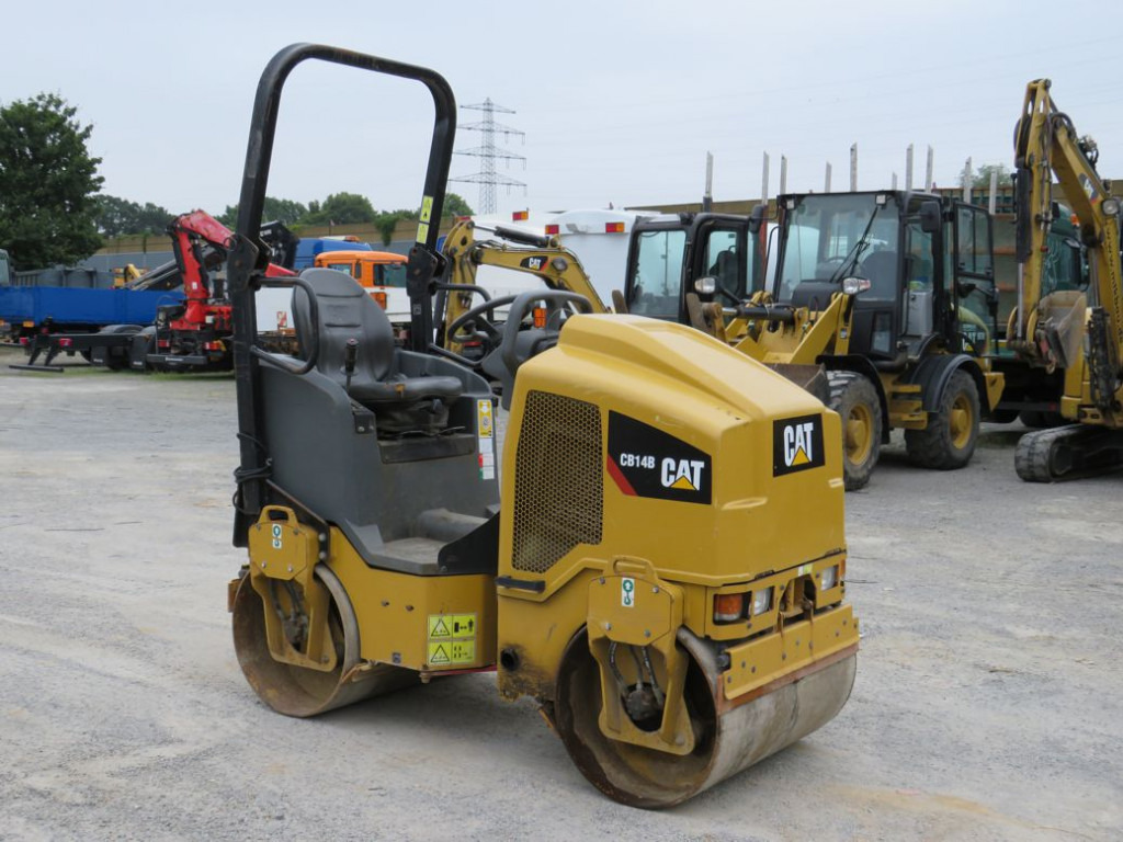 CATERPILLAR Tandem-Vibrationswalze CB14 B Baumaschine - Jyrä: kuva CATERPILLAR Tandem-Vibrationswalze CB14 B Baumaschine - Jyrä CATERPILLAR Tandem-Vibrationswalze CB14 B Baumaschine - Jyrä: kuva CATERPILLAR Tandem-Vibrationswalze CB14 B Baumaschine - Jyrä
