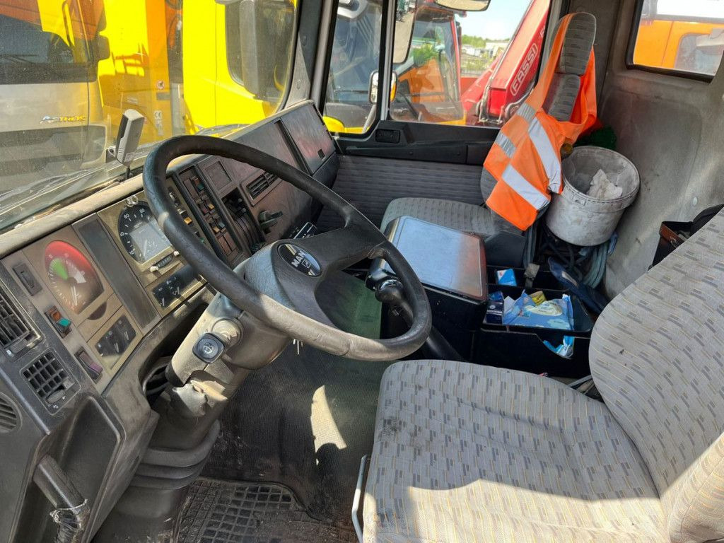 MAN F2000 27.342 6x4 Abrollkipper mit Kran - Nosturiauto: kuva MAN F2000 27.342 6x4 Abrollkipper mit Kran - Nosturiauto MAN F2000 27.342 6x4 Abrollkipper mit Kran - Nosturiauto: kuva MAN F2000 27.342 6x4 Abrollkipper mit Kran - Nosturiauto