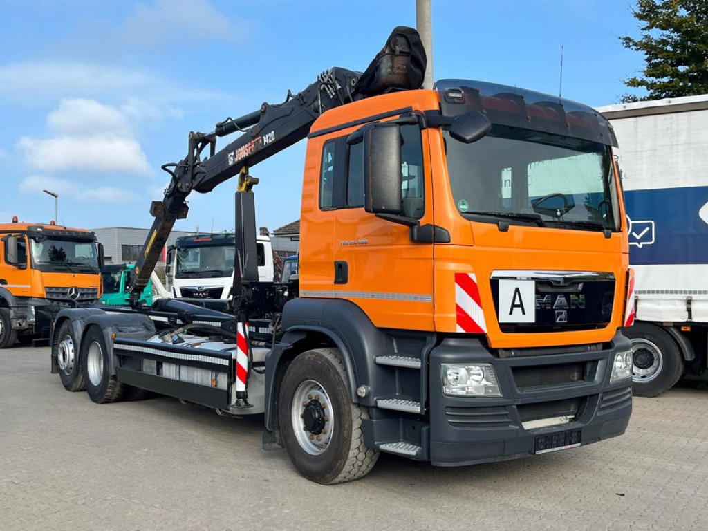MAN TG-S 26.400 6x4H-2 BL Abrollkipper mit Kran Lift Lenk - Koukkulava kuorma-auto, Nosturiauto: kuva MAN TG-S 26.400 6x4H-2 BL Abrollkipper mit Kran Lift Lenk - Koukkulava kuorma-auto, Nosturiauto MAN TG-S 26.400 6x4H-2 BL Abrollkipper mit Kran Lift Lenk - Koukkulava kuorma-auto, Nosturiauto: kuva MAN TG-S 26.400 6x4H-2 BL Abrollkipper mit Kran Lift Lenk - Koukkulava kuorma-auto, Nosturiauto