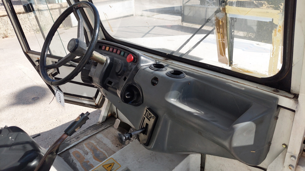 TLD TMX-30 tractor - Matkatavaratraktori: kuva TLD TMX-30 tractor - Matkatavaratraktori TLD TMX-30 tractor - Matkatavaratraktori: kuva TLD TMX-30 tractor - Matkatavaratraktori
