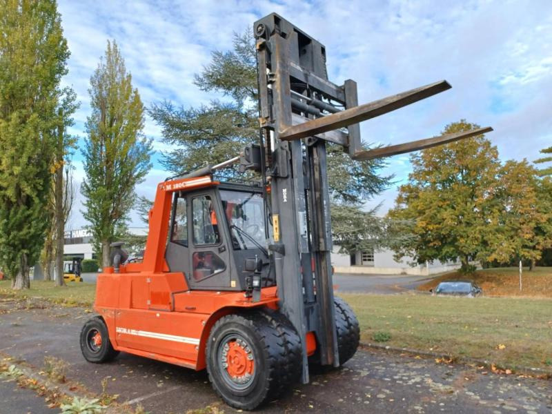 Mora M180C - Dieseltrukki: kuva Mora M180C - Dieseltrukki Mora M180C - Dieseltrukki: kuva Mora M180C - Dieseltrukki
