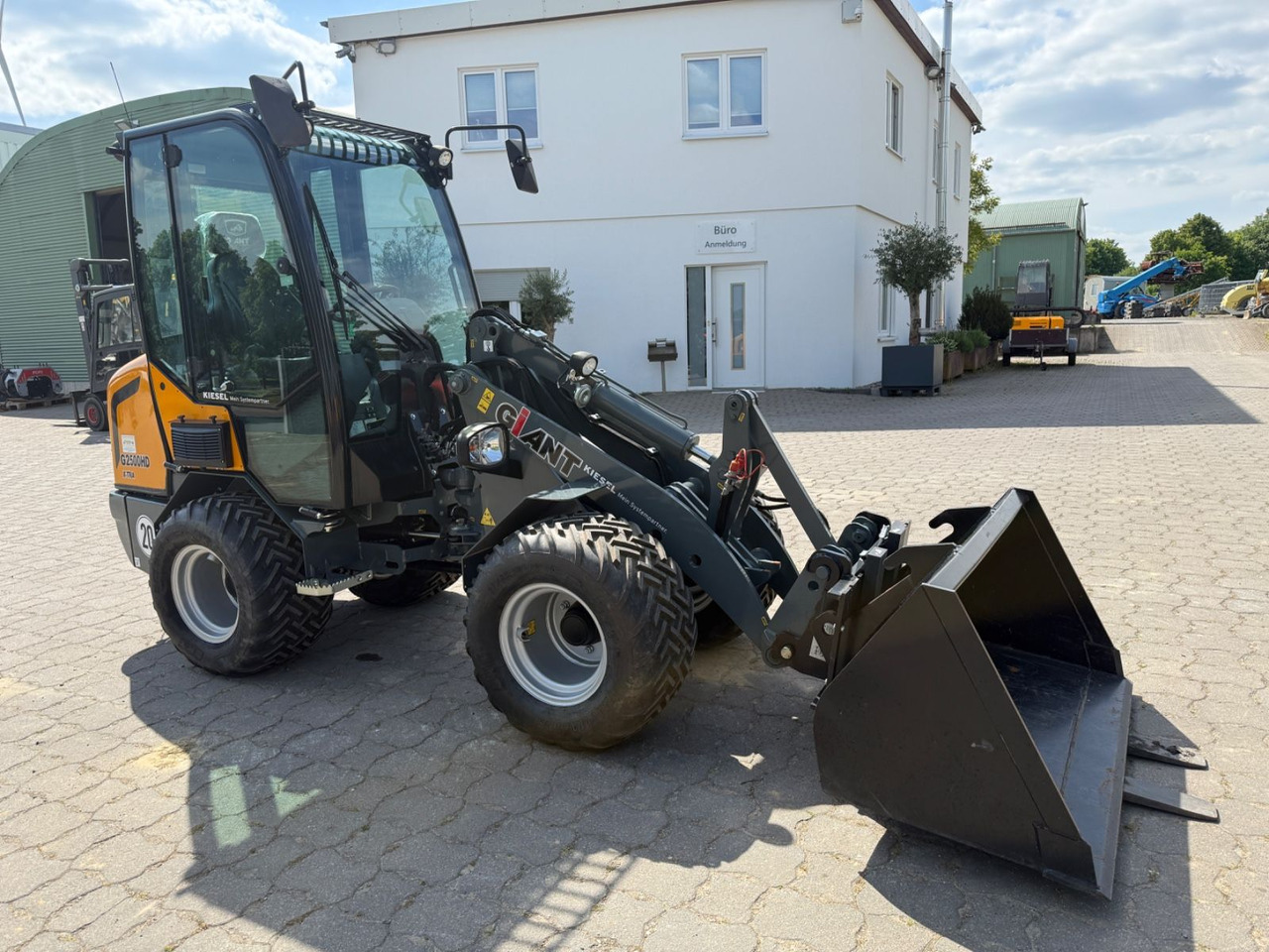 Giant G2500 HD X-TRA, Bj 20, SW, Schaufel, Gabel - Pyöräkuormaaja: kuva Giant G2500 HD X-TRA, Bj 20, SW, Schaufel, Gabel - Pyöräkuormaaja Giant G2500 HD X-TRA, Bj 20, SW, Schaufel, Gabel - Pyöräkuormaaja: kuva Giant G2500 HD X-TRA, Bj 20, SW, Schaufel, Gabel - Pyöräkuormaaja