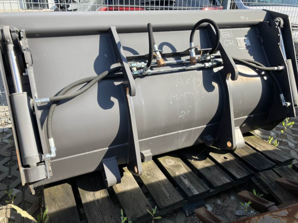 Volvo Klappschaufel mit Messer TPZ - Kauha: kuva Volvo Klappschaufel mit Messer TPZ - Kauha Volvo Klappschaufel mit Messer TPZ - Kauha: kuva Volvo Klappschaufel mit Messer TPZ - Kauha