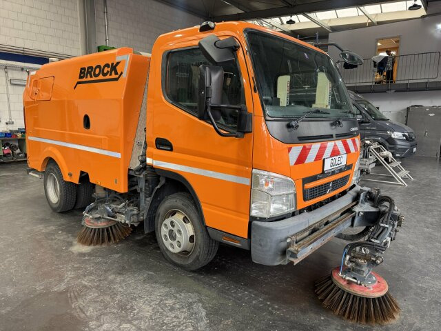 Mitsubishi Canter FUSO Kehrmaschine BROCK SL140 4 m³ - Lakaisuauto: kuva Mitsubishi Canter FUSO Kehrmaschine BROCK SL140 4 m³ - Lakaisuauto Mitsubishi Canter FUSO Kehrmaschine BROCK SL140 4 m³ - Lakaisuauto: kuva Mitsubishi Canter FUSO Kehrmaschine BROCK SL140 4 m³ - Lakaisuauto
