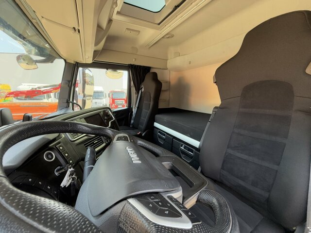 Iveco S-WAY 4x4H Zugmaschine Euro 6 *Kippauflieger - Vetopöytäauto: kuva Iveco S-WAY 4x4H Zugmaschine Euro 6 *Kippauflieger - Vetopöytäauto Iveco S-WAY 4x4H Zugmaschine Euro 6 *Kippauflieger - Vetopöytäauto: kuva Iveco S-WAY 4x4H Zugmaschine Euro 6 *Kippauflieger - Vetopöytäauto