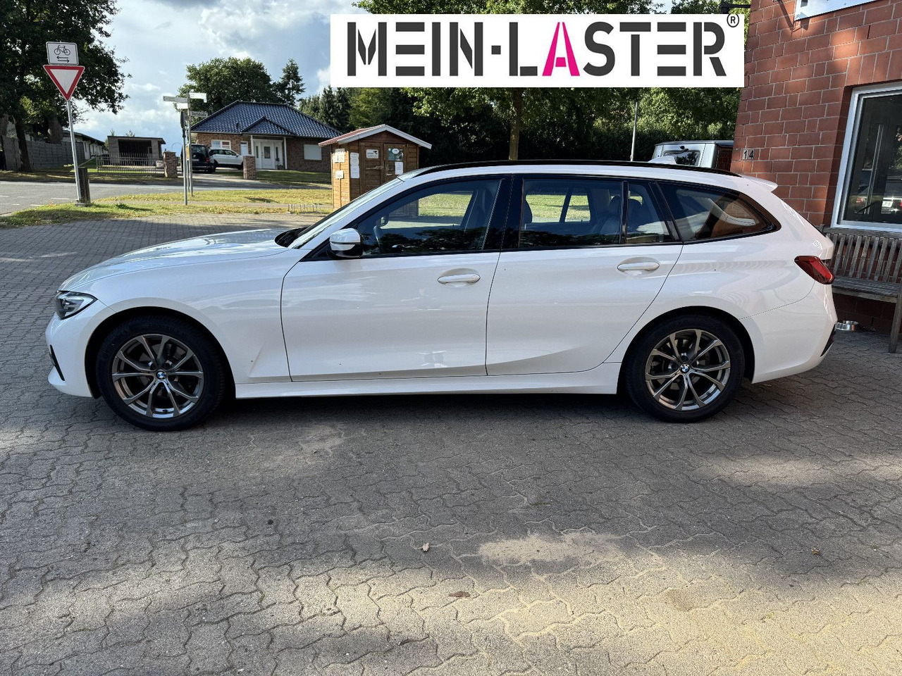 BMW 320 d xDrive touring Sport Line shadow AHK - Farmari: kuva BMW 320 d xDrive touring Sport Line shadow AHK - Farmari BMW 320 d xDrive touring Sport Line shadow AHK - Farmari: kuva BMW 320 d xDrive touring Sport Line shadow AHK - Farmari