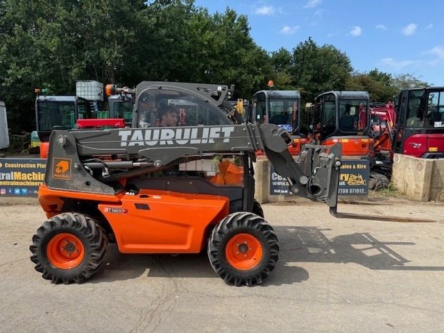 Ausa T 144 H - Kurottaja: kuva Ausa T 144 H - Kurottaja Ausa T 144 H - Kurottaja: kuva Ausa T 144 H - Kurottaja