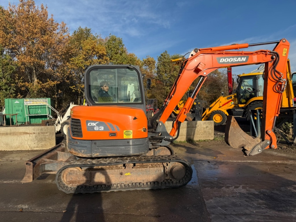 Doosan DX 63-3 - Minikuormaaja: kuva Doosan DX 63-3 - Minikuormaaja Doosan DX 63-3 - Minikuormaaja: kuva Doosan DX 63-3 - Minikuormaaja