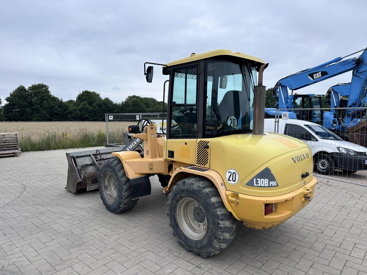 VOLVO L 30 B PRO 3er Kreis Klappschaufel+Palettengabel - Pyöräkuormaaja: kuva VOLVO L 30 B PRO 3er Kreis Klappschaufel+Palettengabel - Pyöräkuormaaja VOLVO L 30 B PRO 3er Kreis Klappschaufel+Palettengabel - Pyöräkuormaaja: kuva VOLVO L 30 B PRO 3er Kreis Klappschaufel+Palettengabel - Pyöräkuormaaja