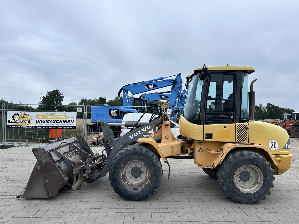 VOLVO L 30 B PRO 3er Kreis Klappschaufel+Palettengabel - Pyöräkuormaaja: kuva VOLVO L 30 B PRO 3er Kreis Klappschaufel+Palettengabel - Pyöräkuormaaja VOLVO L 30 B PRO 3er Kreis Klappschaufel+Palettengabel - Pyöräkuormaaja: kuva VOLVO L 30 B PRO 3er Kreis Klappschaufel+Palettengabel - Pyöräkuormaaja