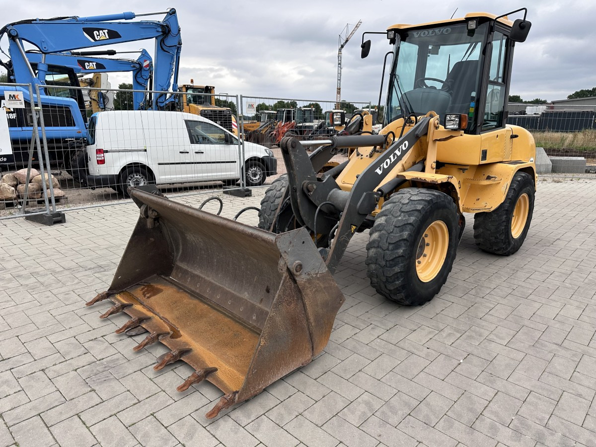 VOLVO L 30 B PRO 3er Kreis Klappschaufel+Palettengabel - Pyöräkuormaaja: kuva VOLVO L 30 B PRO 3er Kreis Klappschaufel+Palettengabel - Pyöräkuormaaja VOLVO L 30 B PRO 3er Kreis Klappschaufel+Palettengabel - Pyöräkuormaaja: kuva VOLVO L 30 B PRO 3er Kreis Klappschaufel+Palettengabel - Pyöräkuormaaja