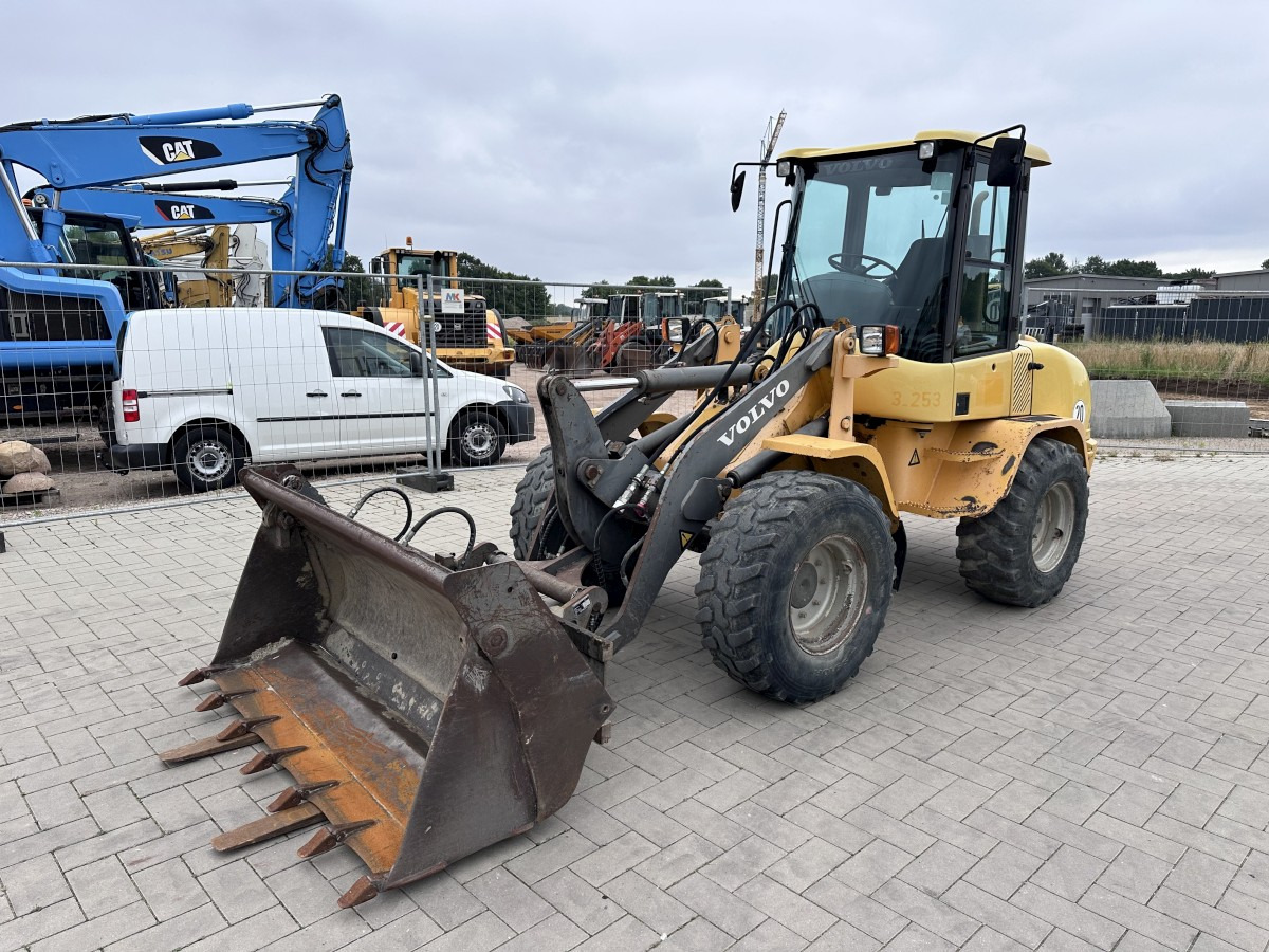 VOLVO L 30 B PRO 3er Kreis Klappschaufel+Palettengabel - Pyöräkuormaaja: kuva VOLVO L 30 B PRO 3er Kreis Klappschaufel+Palettengabel - Pyöräkuormaaja VOLVO L 30 B PRO 3er Kreis Klappschaufel+Palettengabel - Pyöräkuormaaja: kuva VOLVO L 30 B PRO 3er Kreis Klappschaufel+Palettengabel - Pyöräkuormaaja