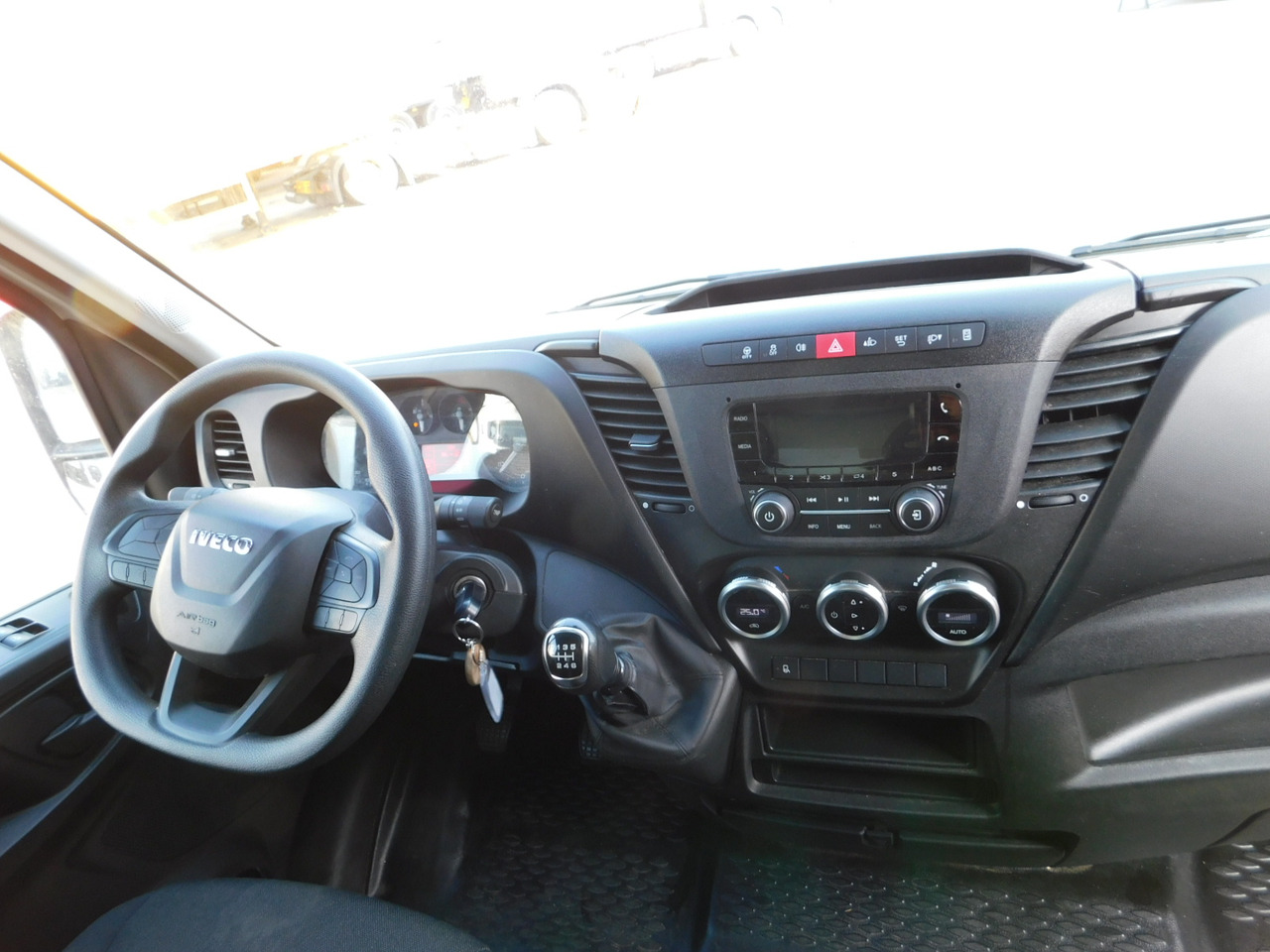 Interior photo 1: Jakeluauto Iveco 35c16h30 Interior photo 1: Jakeluauto Iveco 35c16h30