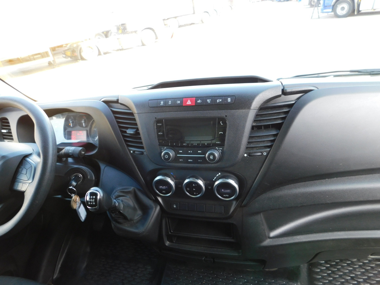 Jakeluauto Iveco 35c16h30: kuva Jakeluauto Iveco 35c16h30 Jakeluauto Iveco 35c16h30: kuva Jakeluauto Iveco 35c16h30