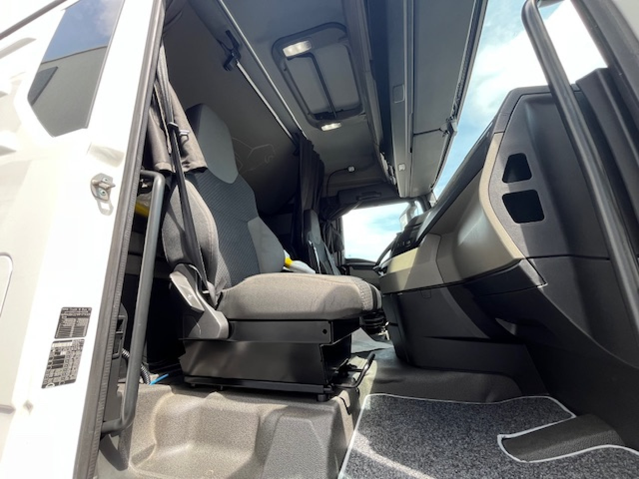 MAN 18.510 4x2 BL SA Kompressor - Kippyhdraulik - ADR - Vetopöytäauto: kuva MAN 18.510 4x2 BL SA Kompressor - Kippyhdraulik - ADR - Vetopöytäauto MAN 18.510 4x2 BL SA Kompressor - Kippyhdraulik - ADR - Vetopöytäauto: kuva MAN 18.510 4x2 BL SA Kompressor - Kippyhdraulik - ADR - Vetopöytäauto