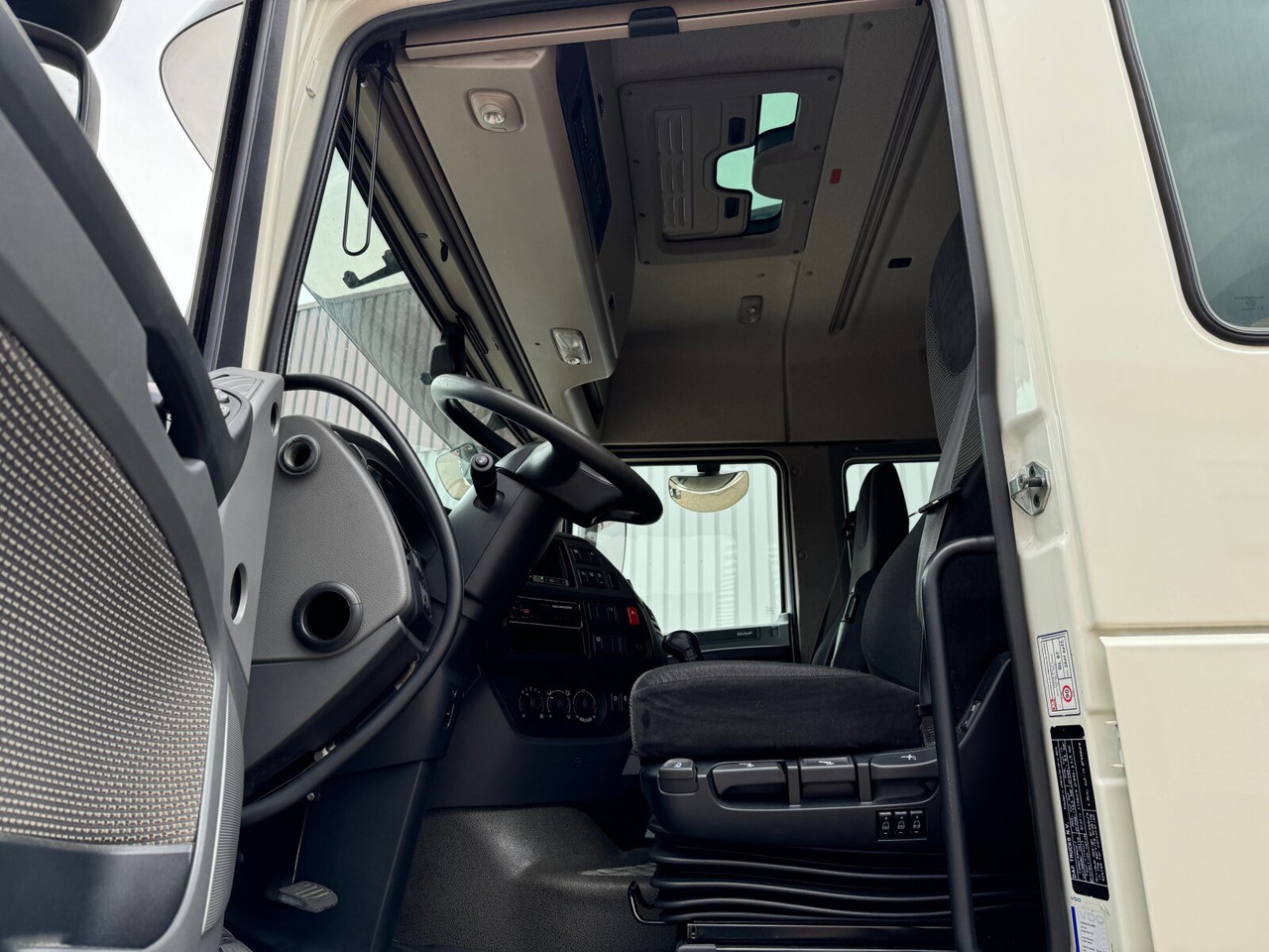DAF XF 410 FA 4x2 XF 410 FA 4x2, Fahrschule, 2x AHK, 6 Sitze - Lava-kuorma-auto: kuva DAF XF 410 FA 4x2 XF 410 FA 4x2, Fahrschule, 2x AHK, 6 Sitze - Lava-kuorma-auto DAF XF 410 FA 4x2 XF 410 FA 4x2, Fahrschule, 2x AHK, 6 Sitze - Lava-kuorma-auto: kuva DAF XF 410 FA 4x2 XF 410 FA 4x2, Fahrschule, 2x AHK, 6 Sitze - Lava-kuorma-auto
