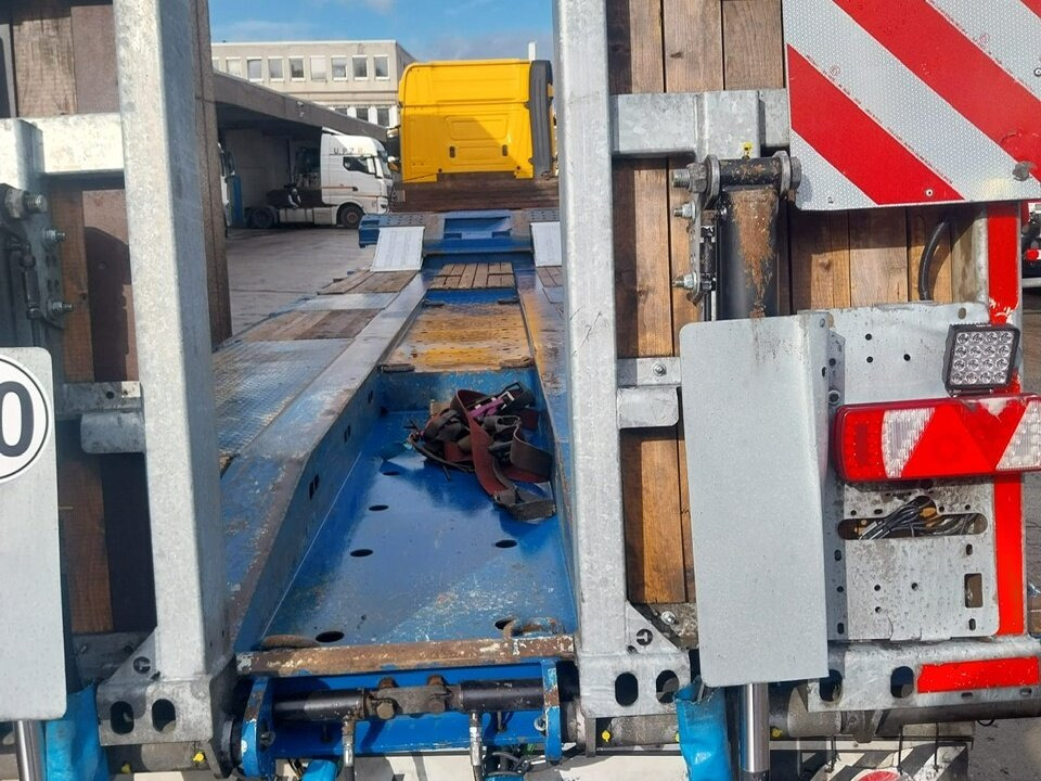 Fliegl SDS 420 T SDS 420 T, letzte Achse Nachlaufgelenkt, Verbr. auf 3m, hydr. Rampen - Apuvaunu puoliperävaunu: kuva Fliegl SDS 420 T SDS 420 T, letzte Achse Nachlaufgelenkt, Verbr. auf 3m, hydr. Rampen - Apuvaunu puoliperävaunu Fliegl SDS 420 T SDS 420 T, letzte Achse Nachlaufgelenkt, Verbr. auf 3m, hydr. Rampen - Apuvaunu puoliperävaunu: kuva Fliegl SDS 420 T SDS 420 T, letzte Achse Nachlaufgelenkt, Verbr. auf 3m, hydr. Rampen - Apuvaunu puoliperävaunu