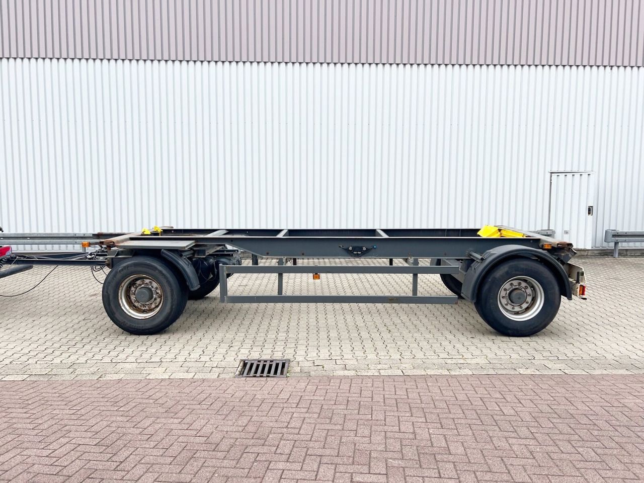 Kögel AWE 18 AWE 18, Ex-Fahrschule - Alusta perävaunu: kuva Kögel AWE 18 AWE 18, Ex-Fahrschule - Alusta perävaunu Kögel AWE 18 AWE 18, Ex-Fahrschule - Alusta perävaunu: kuva Kögel AWE 18 AWE 18, Ex-Fahrschule - Alusta perävaunu