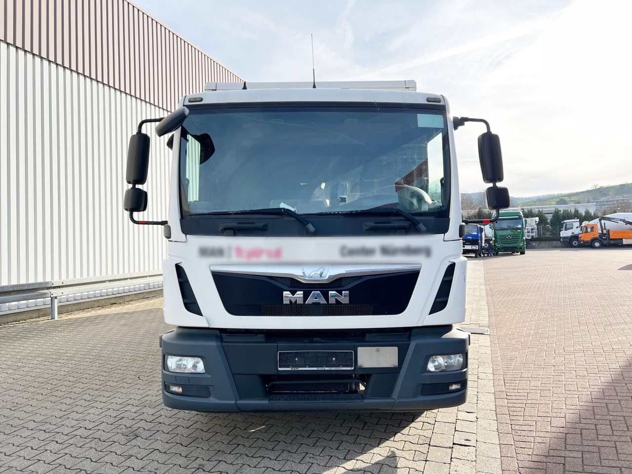 Umpikori kuorma-auto MAN TGL 12.220 4X2 BL TGL 12.220 4X2 BL mit Dhollandia LBW: kuva Umpikori kuorma-auto MAN TGL 12.220 4X2 BL TGL 12.220 4X2 BL mit Dhollandia LBW